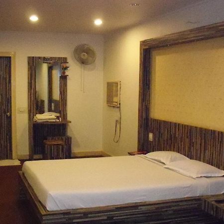 Embassy Hotel Surat Exterior foto
