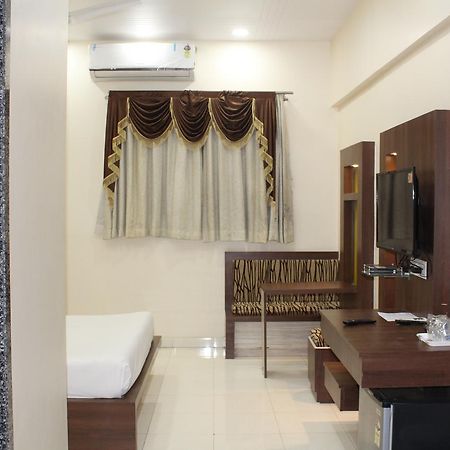 Embassy Hotel Surat Exterior foto