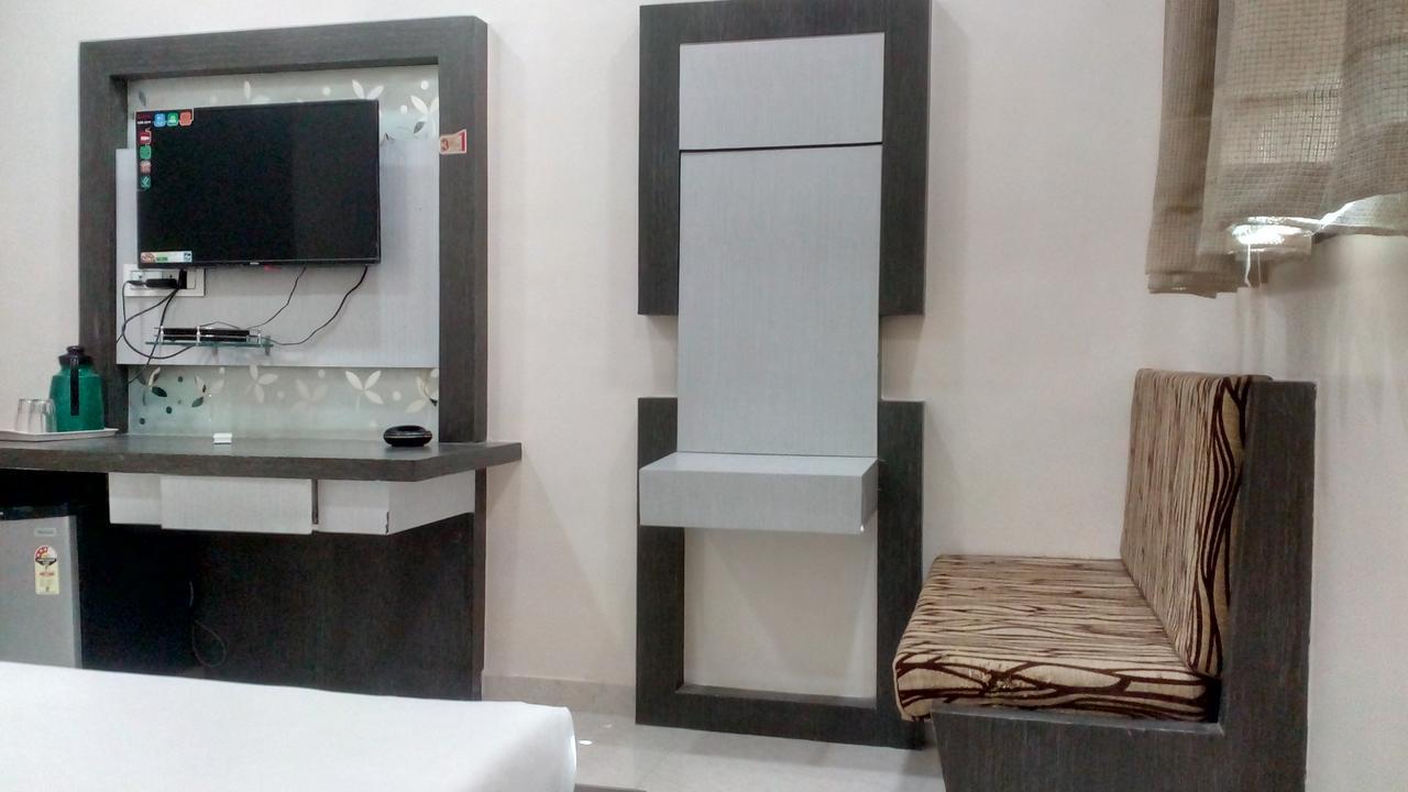 Embassy Hotel Surat Exterior foto