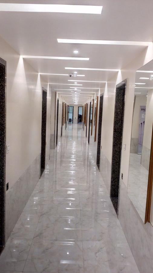 Embassy Hotel Surat Exterior foto