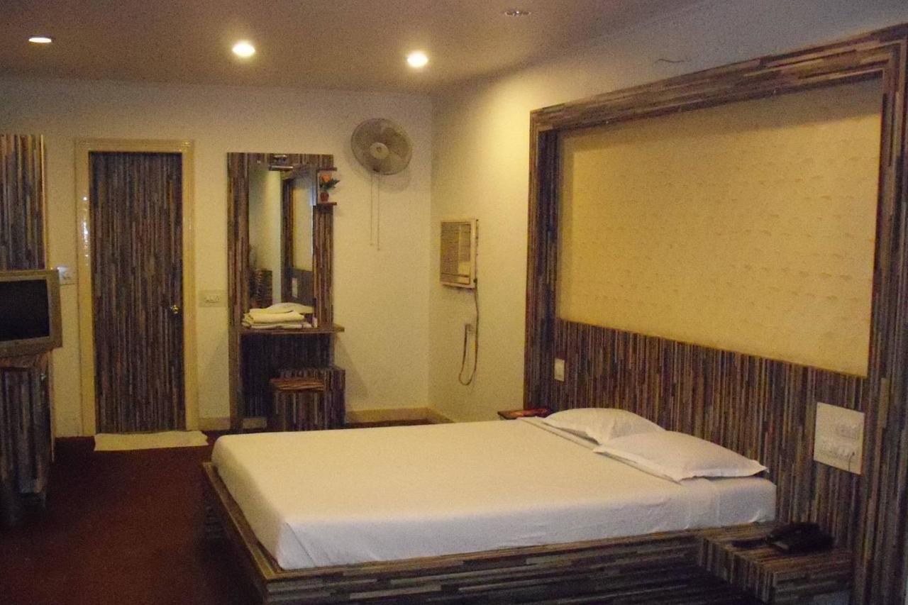 Embassy Hotel Surat Exterior foto