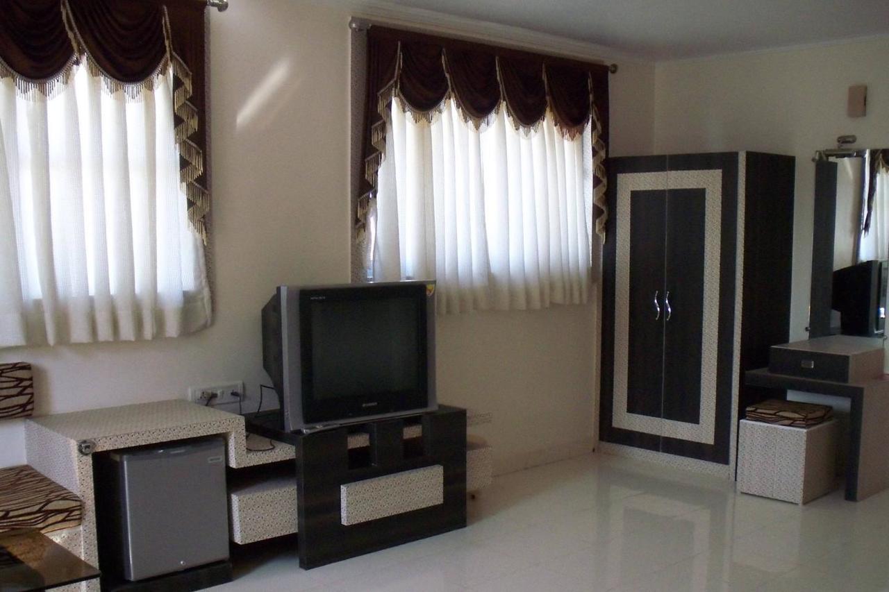 Embassy Hotel Surat Exterior foto