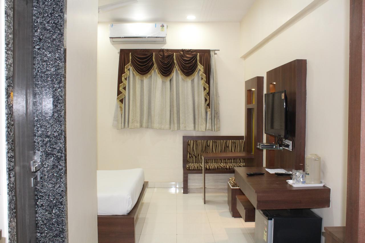 Embassy Hotel Surat Exterior foto